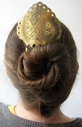 sitter showing how mantilla style combs were worn…
